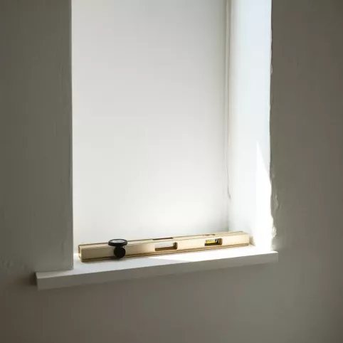 Parapety wewnętrzne przed czy po tynkach