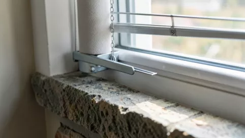 prowadnice rolet a parapet